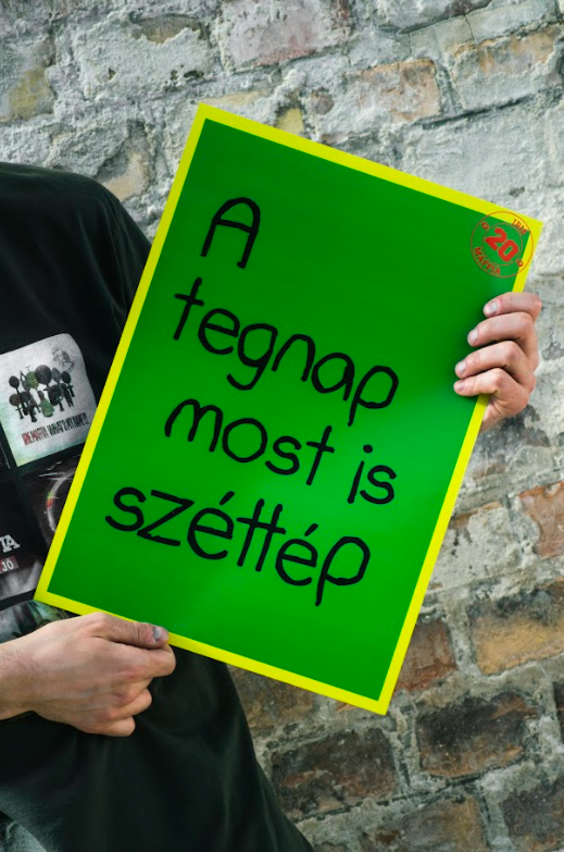 Plakát - A tegnap most is széttép 